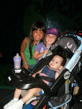 Sarah, Kasen and Karis at the aquarium